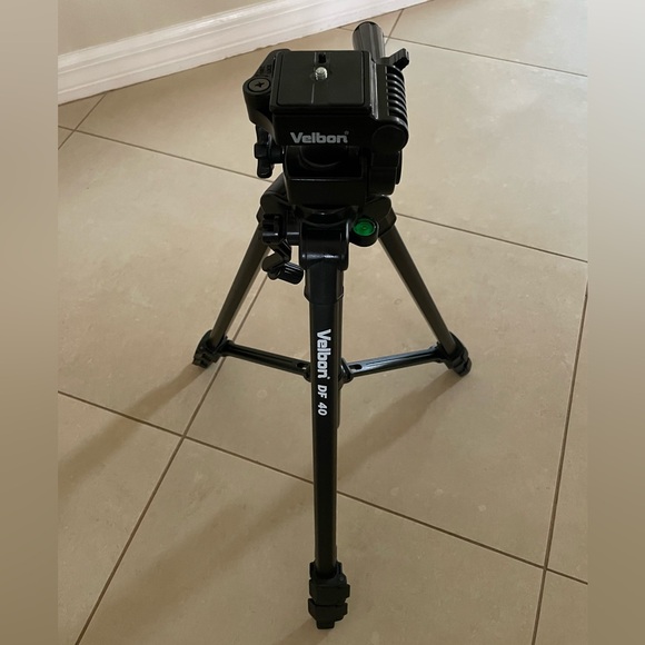 Velbon DF-40 Camera Tripod - Picture 2 of 7